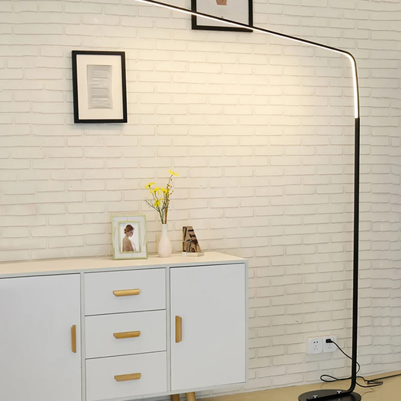 Metal Bend Lineaire vloerverlichting Minimalistische LED-staande lamp met voetschakelaar Clearhalo