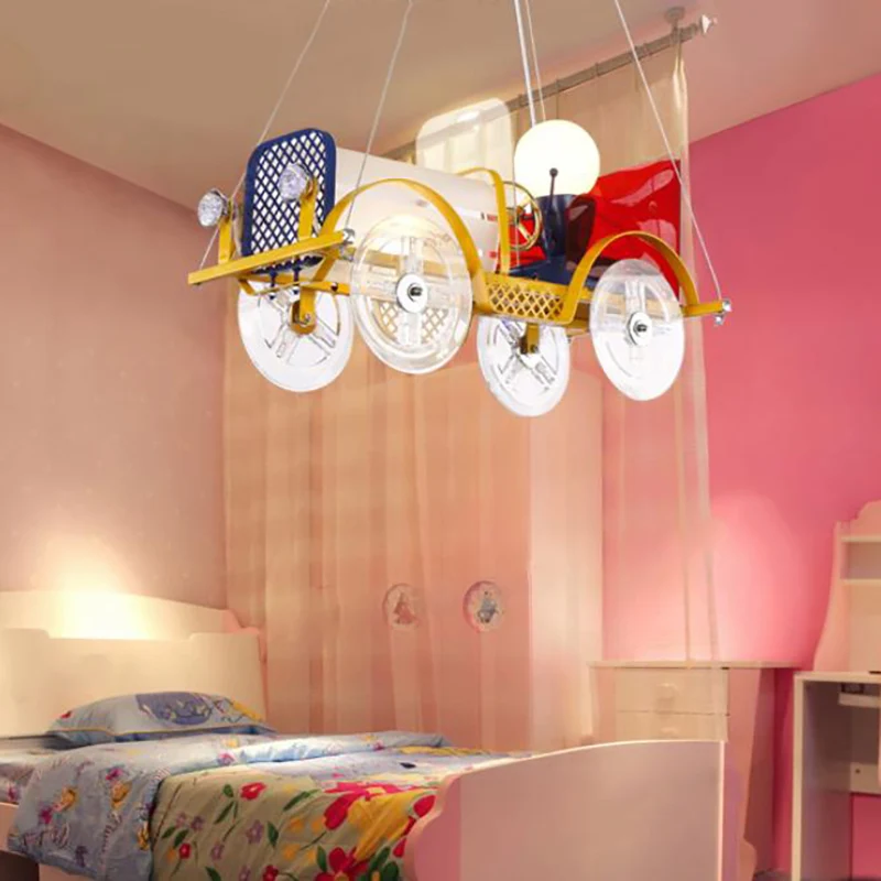 Metalen autovormige hanglamp met chauffeur Cartoon kroonluchter geel voor babykamer Clearhalo