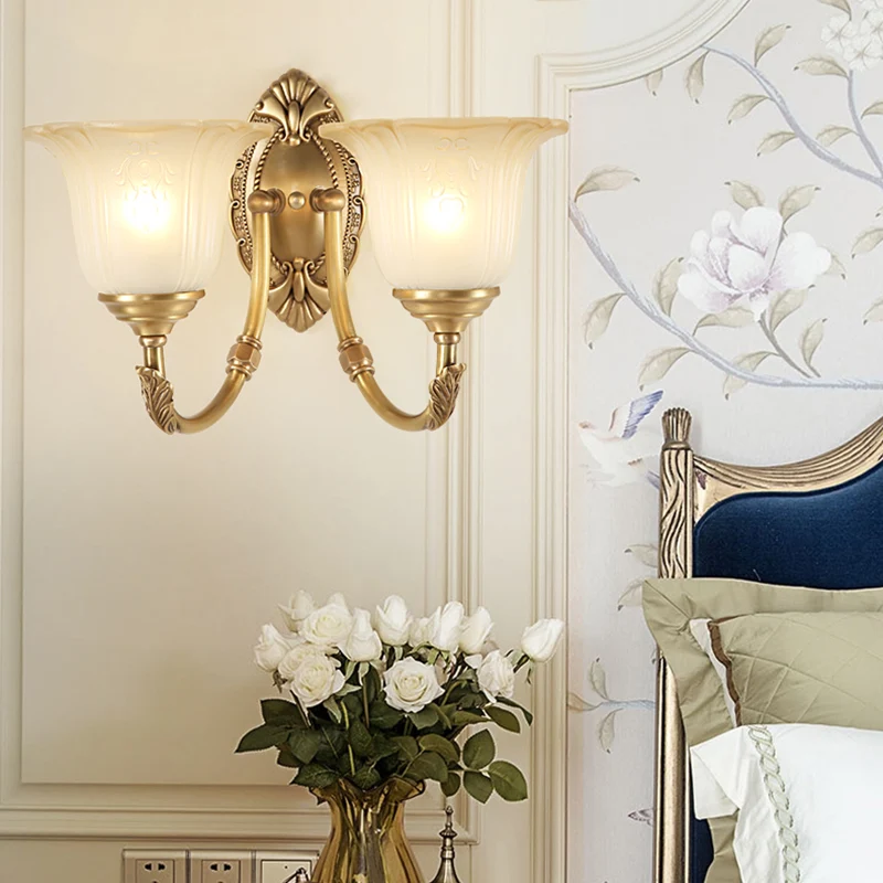 Metalen gebogen schanslamp Klassieke stijl 1/2-lamp slaapkamerwandlamp met opaalglazen bloemblaadjeskap Clearhalo
