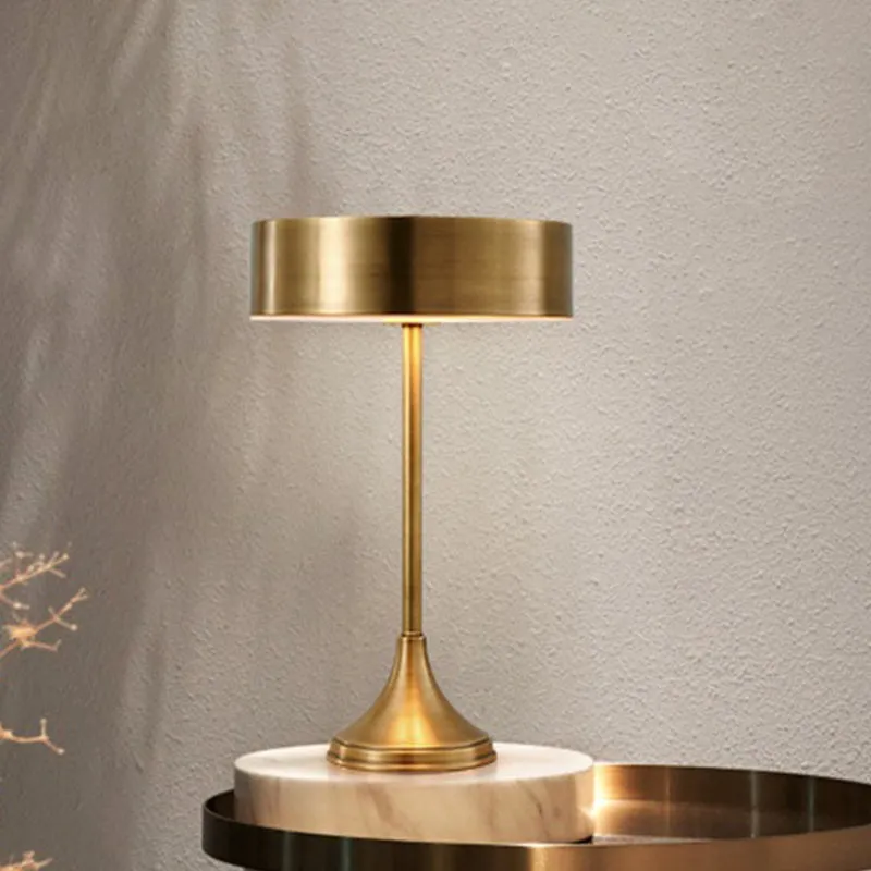 Metalen tafellamp met 1 kop, koloniale messing afwerking, ronde nachtkastjeverlichting met voet Clearhalo