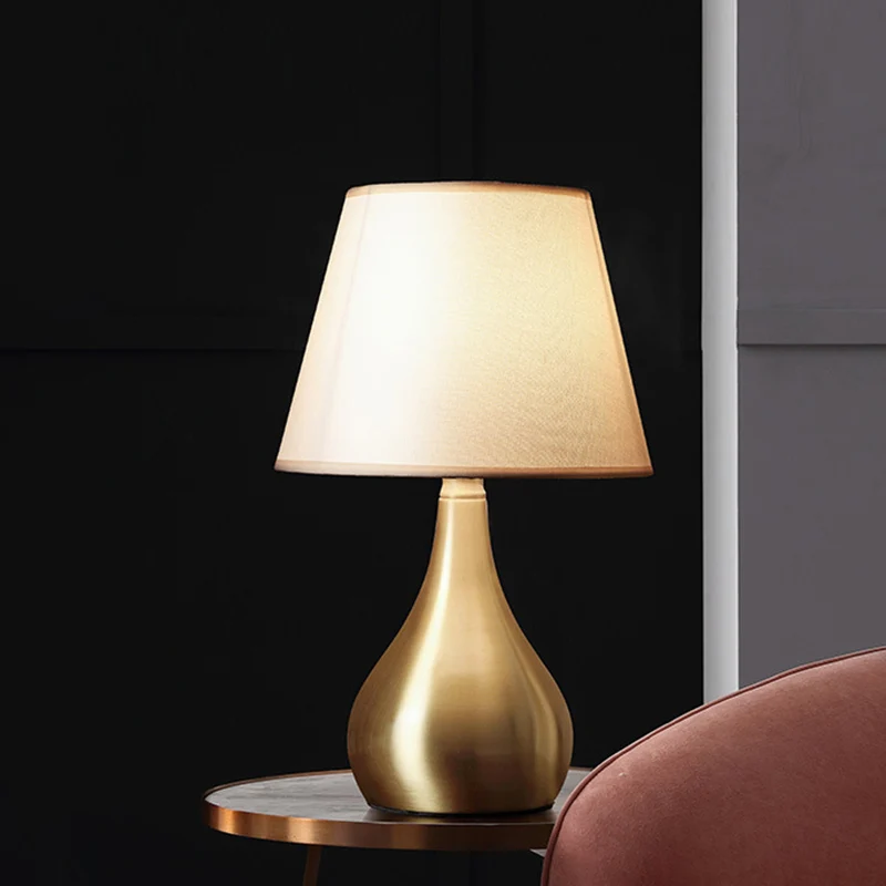 Metalen urnvormige tafellamp Simplicity 1-lichts nachtkastje met messing afwerking en ronde stoffen kap Clearhalo