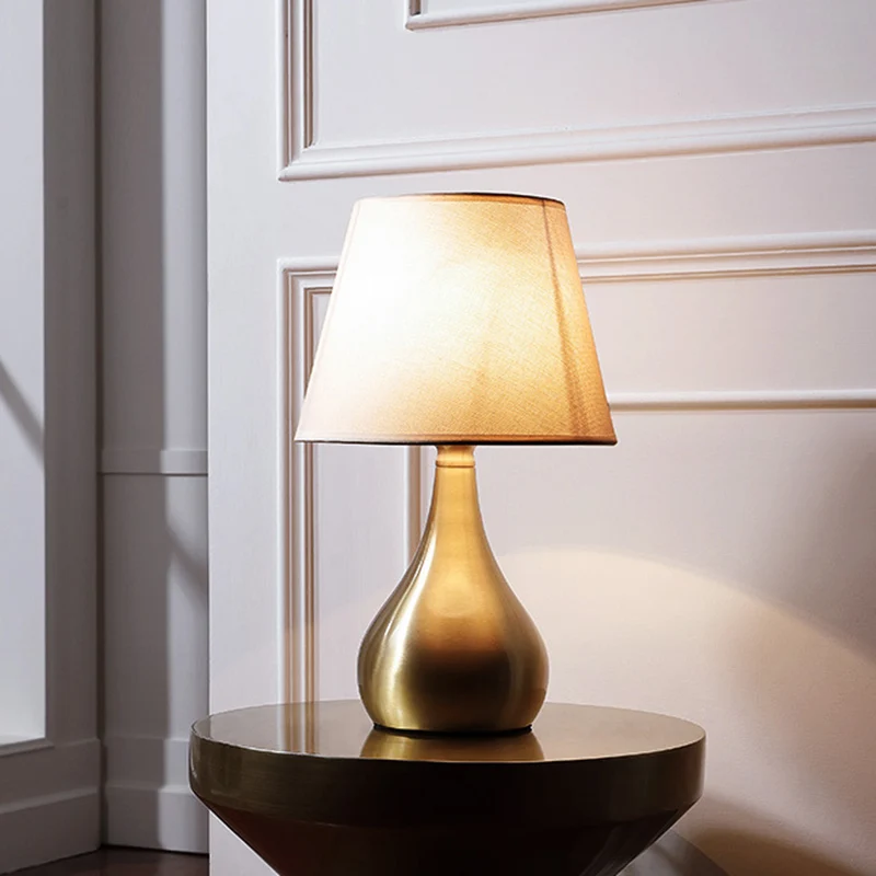 Metalen urnvormige tafellamp Simplicity 1-lichts nachtkastje met messing afwerking en ronde stoffen kap Clearhalo