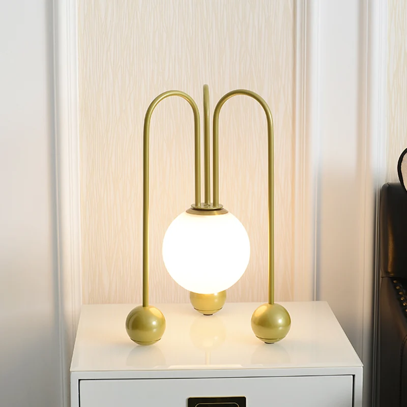 Metalen U-vormige tafellamp eigentijds 1 lamp zwart/goud nachtlampje warm/wit licht met bol opaal glazen kap Clearhalo