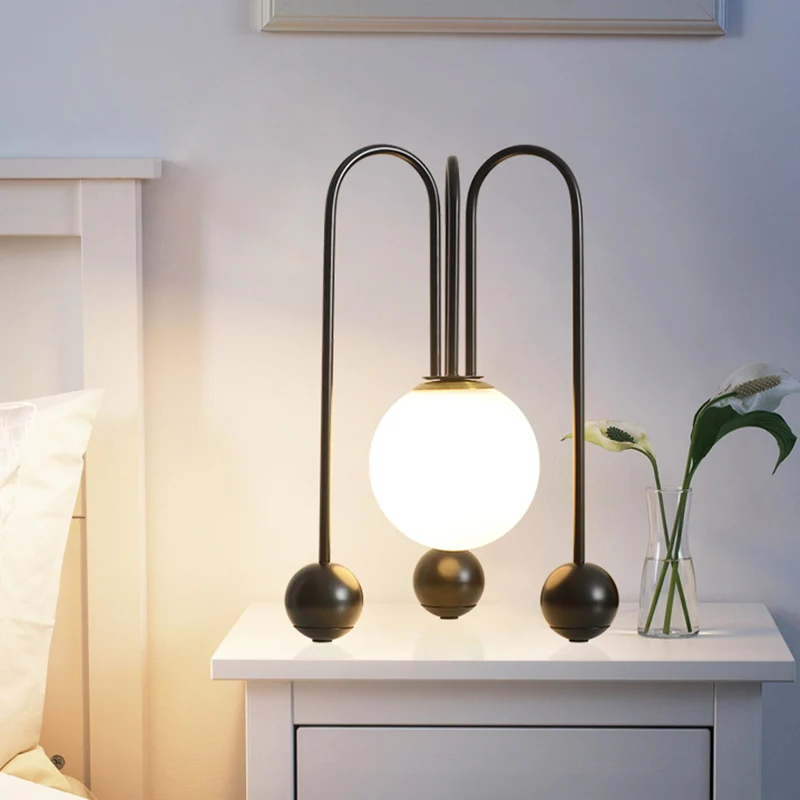 Metalen U-vormige tafellamp eigentijds 1 lamp zwart/goud nachtlampje warm/wit licht met bol opaal glazen kap Clearhalo