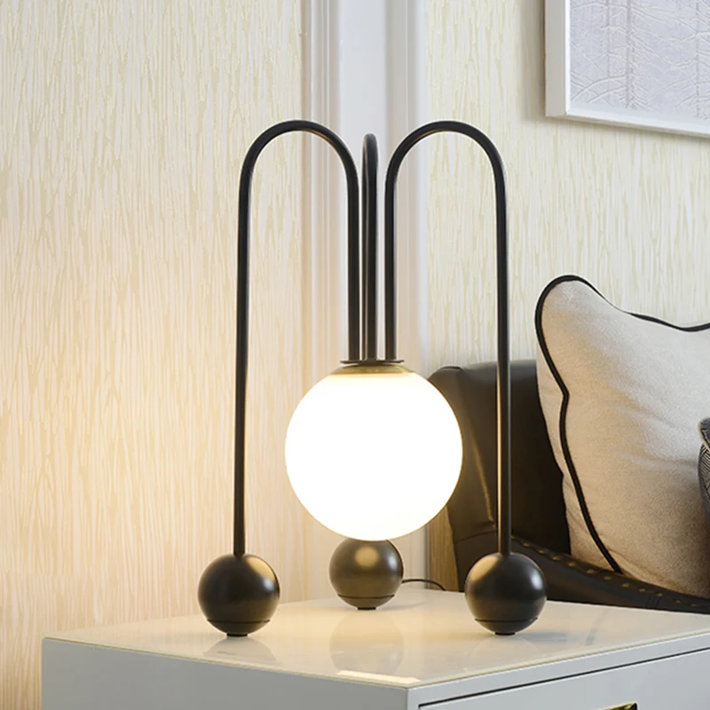 Metalen U-vormige tafellamp eigentijds 1 lamp zwart/goud nachtlampje warm/wit licht met bol opaal glazen kap Clearhalo
