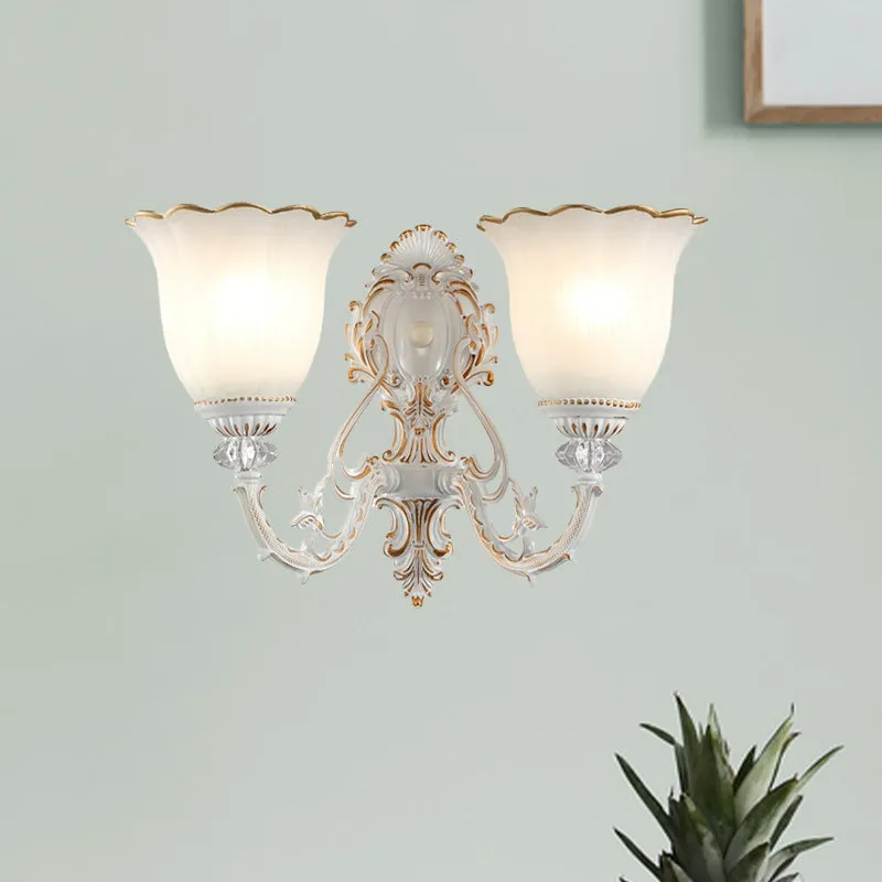 Metalen zwaaiarm schanslicht retro 2 lampen slaapkamer wandlamp met bloesem witte glazen kap Clearhalo
