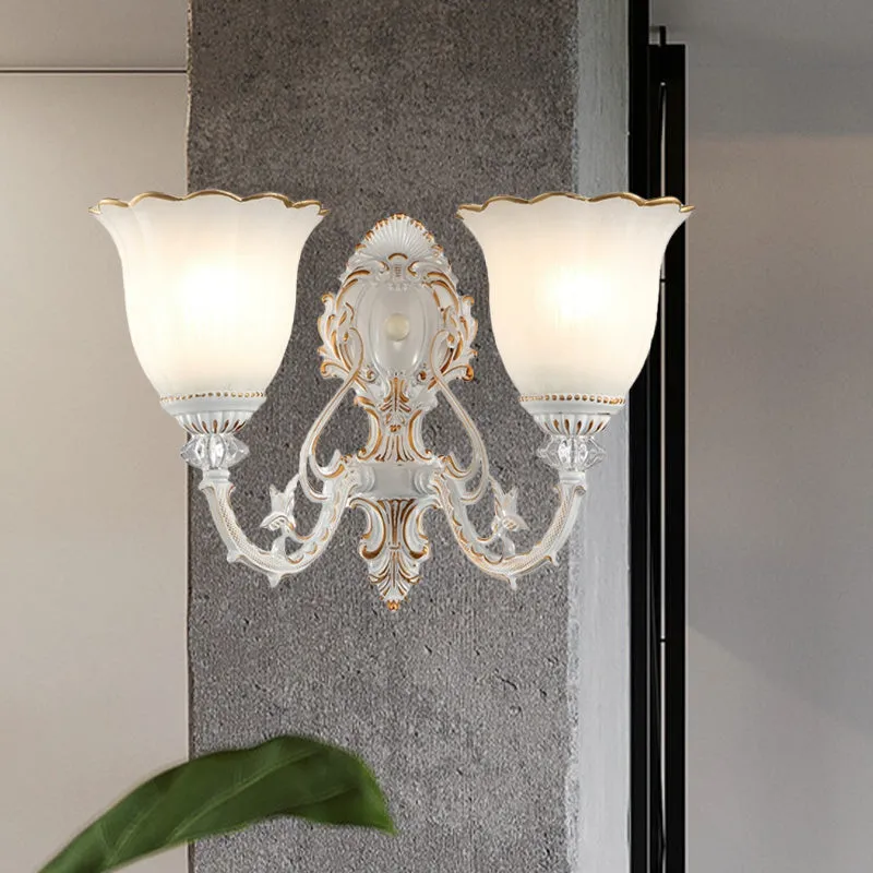 Metalen zwaaiarm schanslicht retro 2 lampen slaapkamer wandlamp met bloesem witte glazen kap Clearhalo