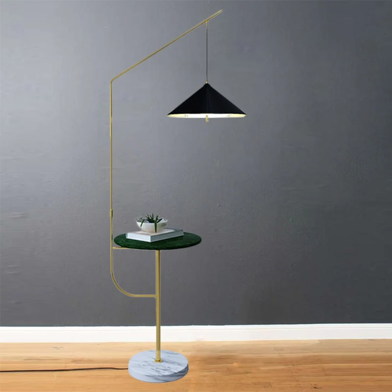 Metallic conische schaduw vloerverlichting Post Modern 1-kops staande vloerlamp zwart en goud met plank Clearhalo