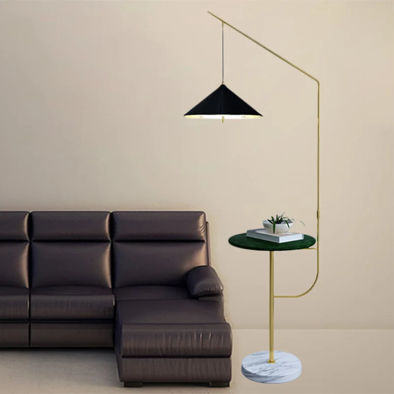 Metallic conische schaduw vloerverlichting Post Modern 1-kops staande vloerlamp zwart en goud met plank Clearhalo
