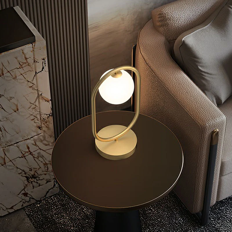 Minimalistisch ovaal frame tafelverlichting metaal 1-koppige slaapkamer nachtlampje met bal melkglas kap goud Clearhalo