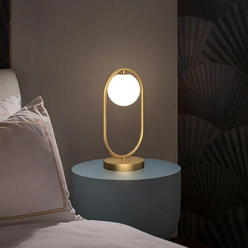 Minimalistisch ovaal frame tafelverlichting metaal 1-koppige slaapkamer nachtlampje met bal melkglas kap goud Clearhalo