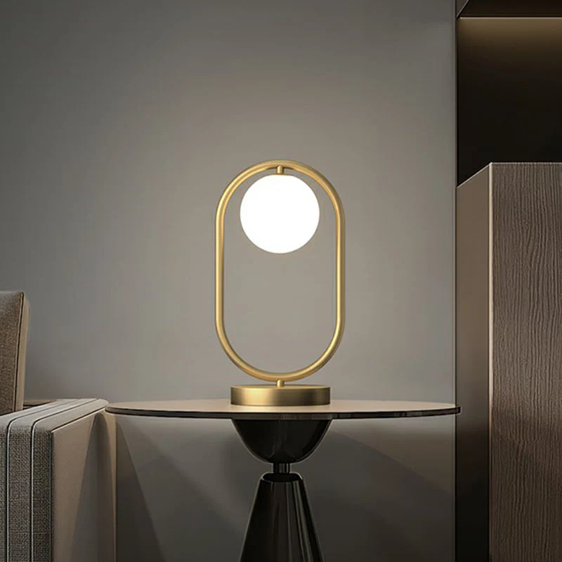 Minimalistisch ovaal frame tafelverlichting metaal 1-koppige slaapkamer nachtlampje met bal melkglas kap goud Clearhalo