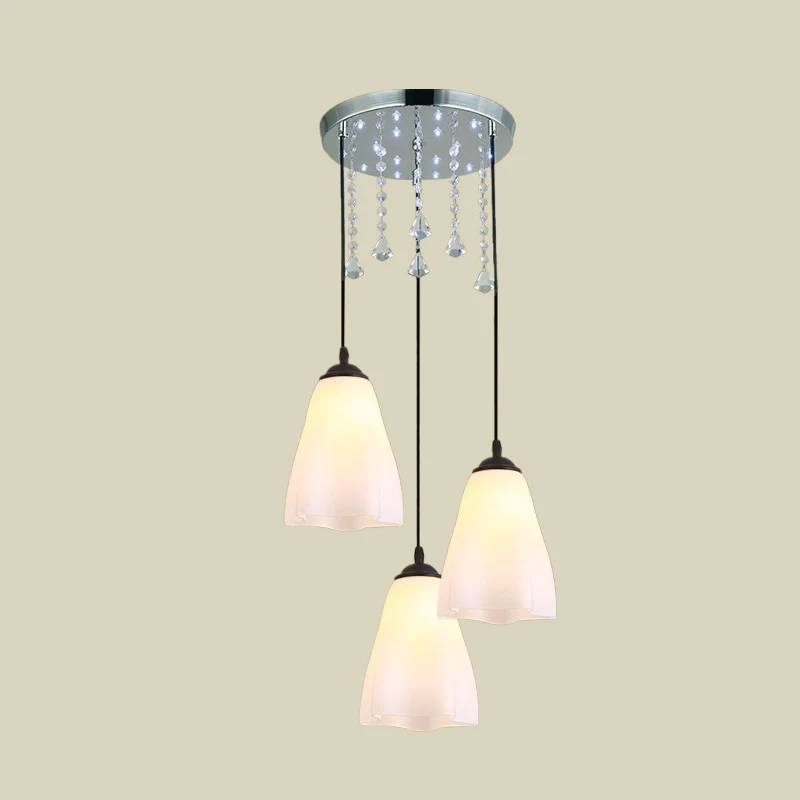 Minimalistische 3-lichts zwarte multi-lichthanger met bloemenaccent van wit glas en neerwaartse verlichting Clearhalo