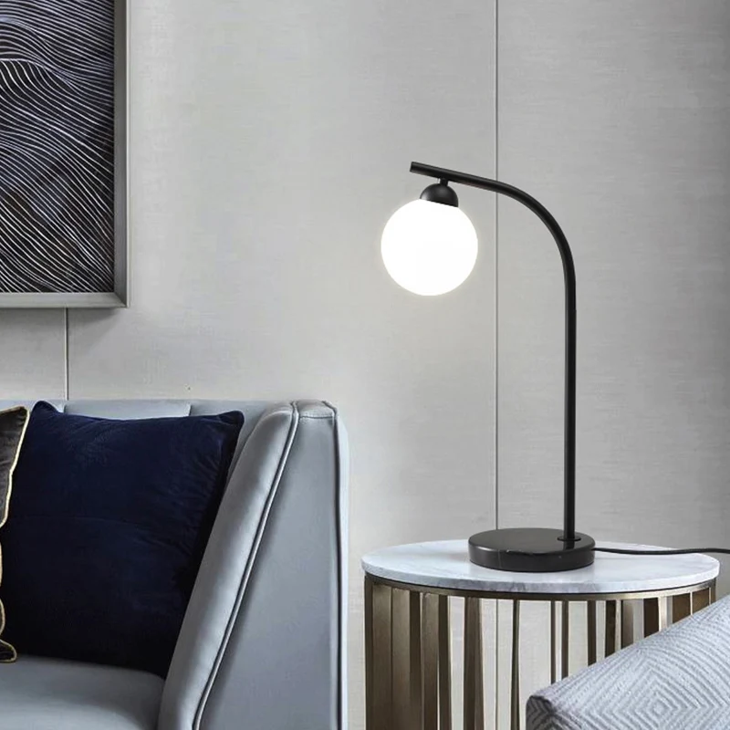 Minimalistische bolvormige tafellamp ivoorkleurig glas 1-kops nachtkastje met zwart/gouden gebogen standaard Clearhalo