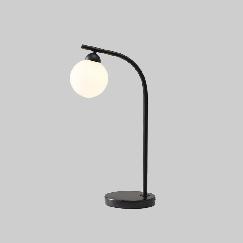 Minimalistische bolvormige tafellamp ivoorkleurig glas 1-kops nachtkastje met zwart/gouden gebogen standaard Clearhalo