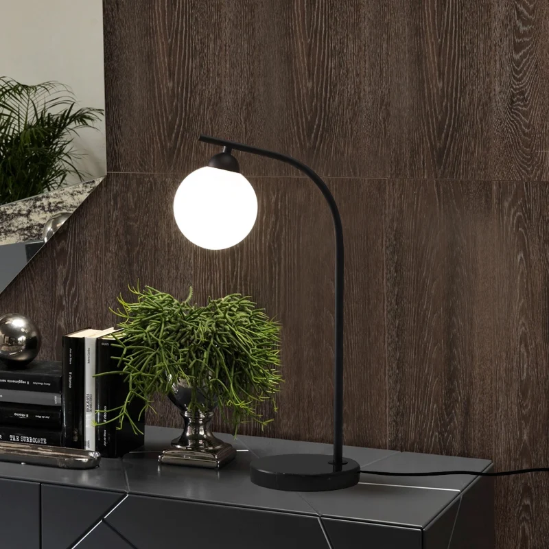 Minimalistische bolvormige tafellamp ivoorkleurig glas 1-kops nachtkastje met zwart/gouden gebogen standaard Clearhalo