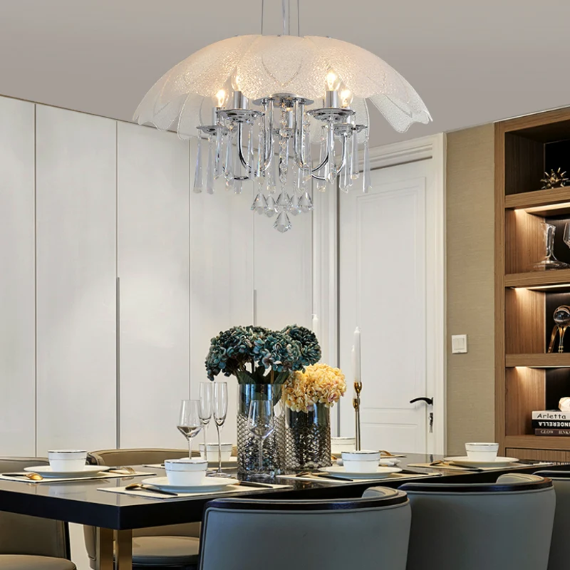 Moderne bloemenkroonluchter met licht getextureerde glazen kap 5-lichts chromen plafondlamp met kristallen druppel Clearhalo