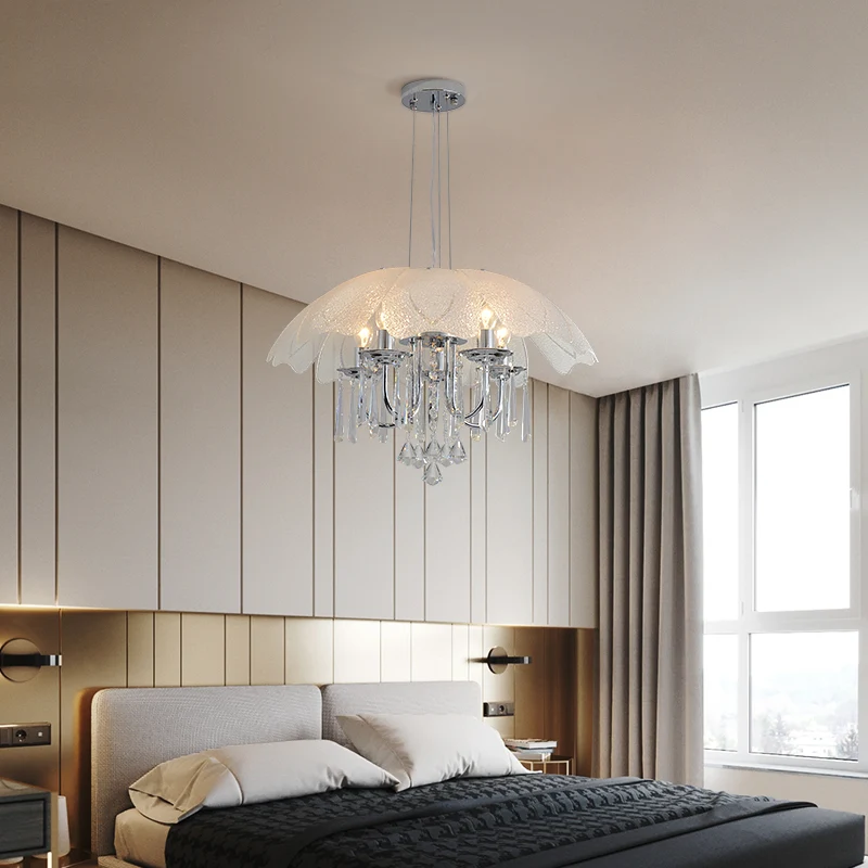 Moderne bloemenkroonluchter met licht getextureerde glazen kap 5-lichts chromen plafondlamp met kristallen druppel Clearhalo