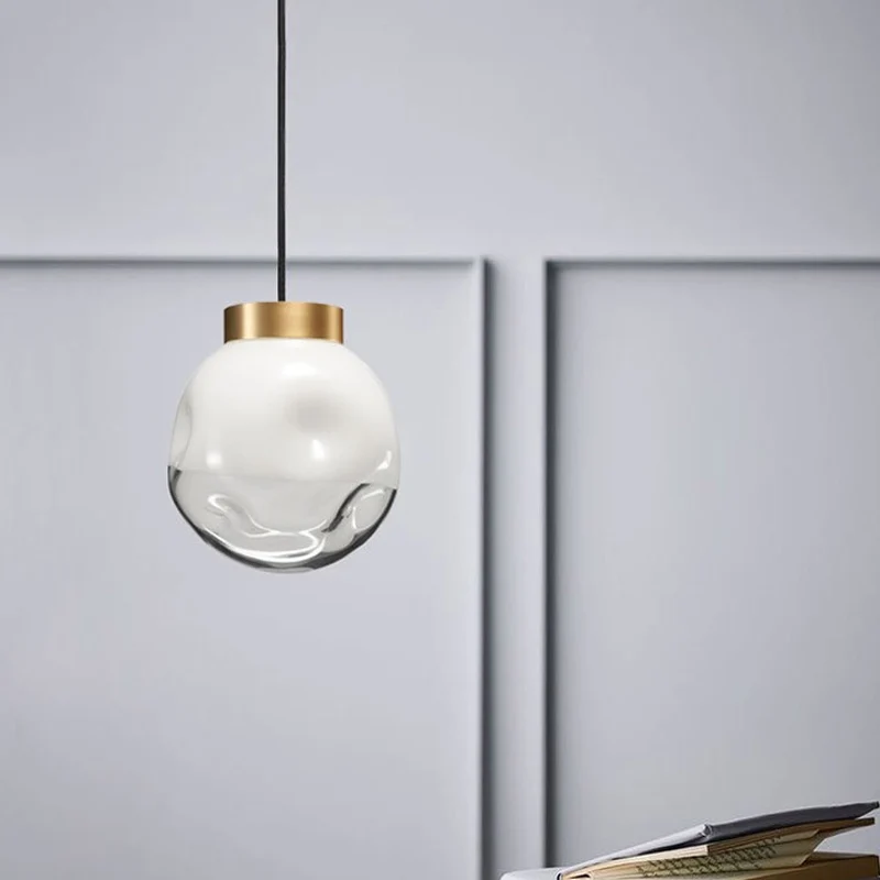 Moderne bolvormige hanglamp, wit en helder glas met kuiltjes, 1-koppig hangend plafondlampje naast het bed messing Clearhalo