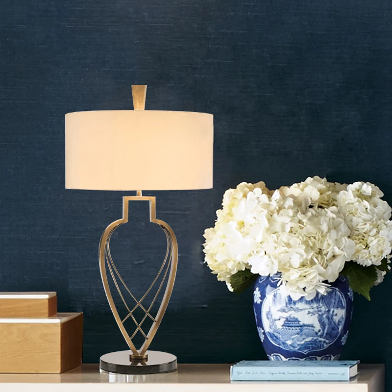 Moderne Drum Nachttafellamp Stof 1 Lamp Studeerkamer Leeslamp Beige met Gouden Urn Frame Basis Clearhalo