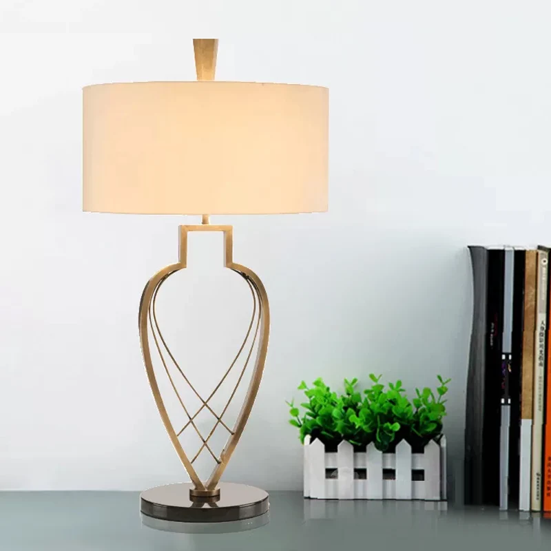 Moderne Drum Nachttafellamp Stof 1 Lamp Studeerkamer Leeslamp Beige met Gouden Urn Frame Basis Clearhalo