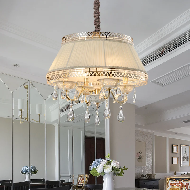 Moderne hangende kroonluchter met 4 lampen en stoffen kap, beige taps toelopende trommelkristallen verlichting Clearhalo