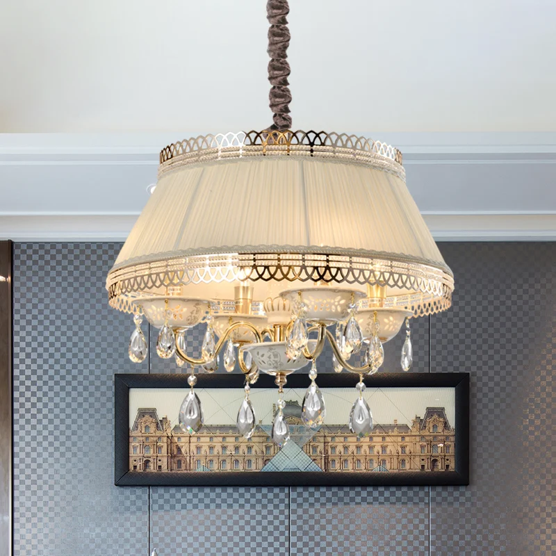 Moderne hangende kroonluchter met 4 lampen en stoffen kap, beige taps toelopende trommelkristallen verlichting Clearhalo
