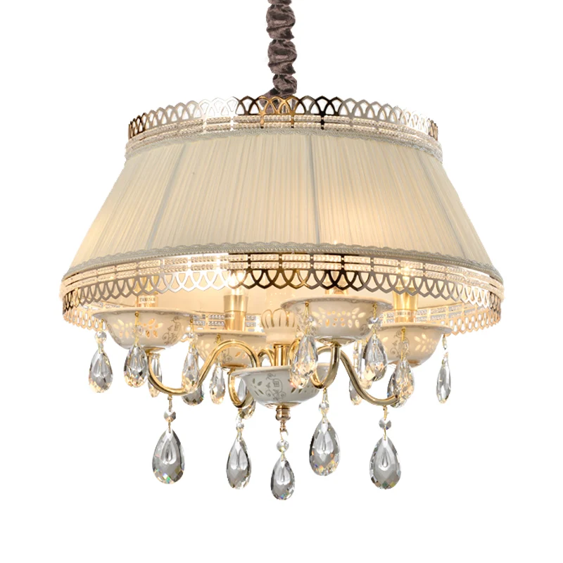 Moderne hangende kroonluchter met 4 lampen en stoffen kap, beige taps toelopende trommelkristallen verlichting Clearhalo