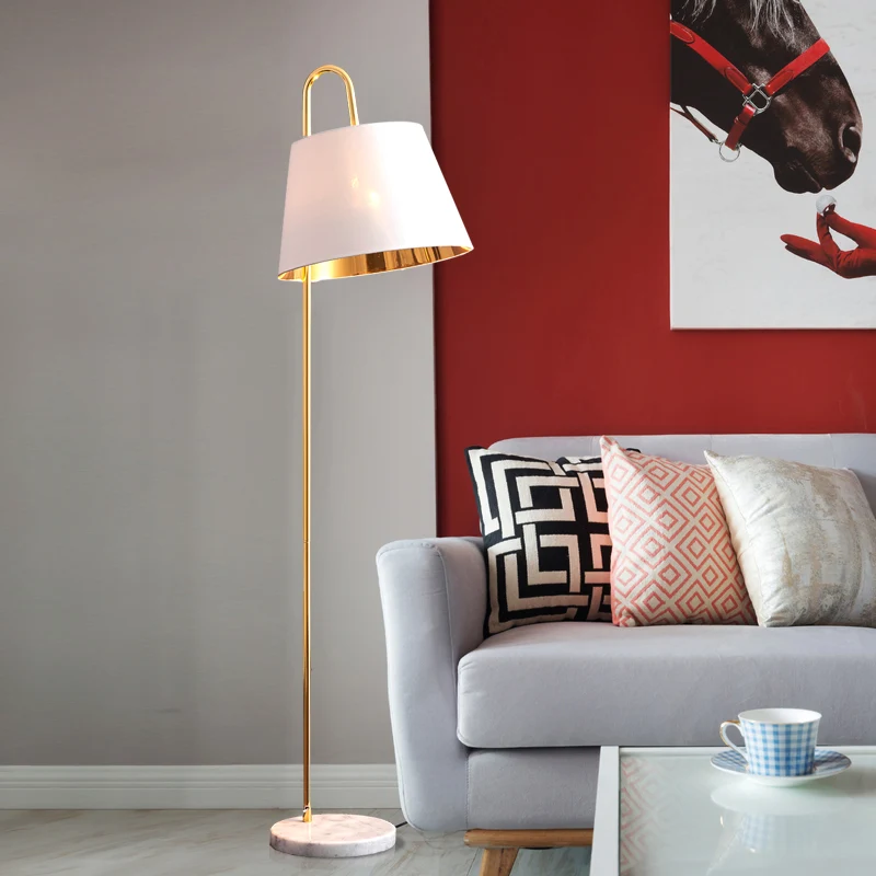 Moderne staande leeslamp met 1 kop en metalen kap, zwart/wit en goudkleurige tonvormige stalamp Clearhalo