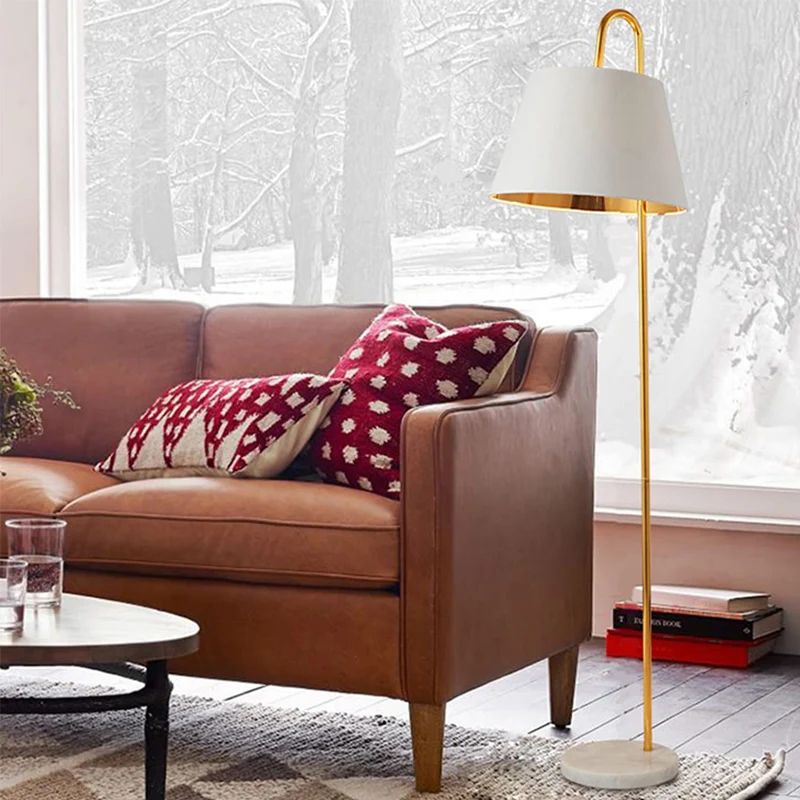Moderne staande leeslamp met 1 kop en metalen kap, zwart/wit en goudkleurige tonvormige stalamp Clearhalo