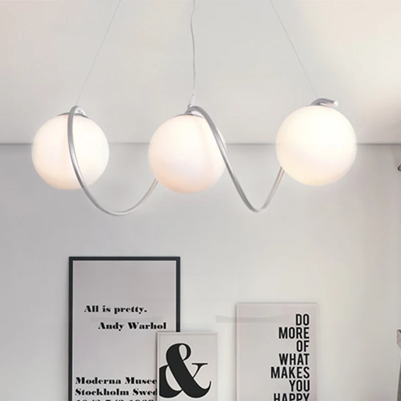 Moderne stijl spiraalvormige ijzeren cluster hangende 3-koppige hangende verlichtingsarmatuur met witte glazen bolvormige...