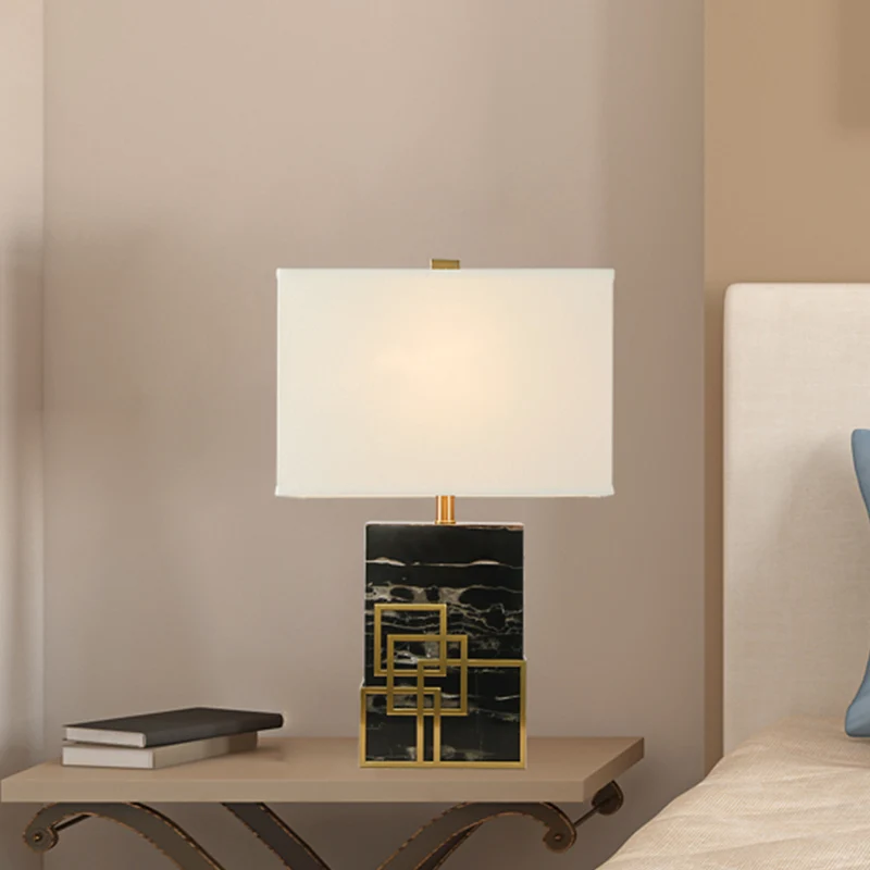Moderne, stoffen schaduwrijke tafellamp, 1 lamp, witte bureaulamp met zwarte rechthoekige marmeren voet Clearhalo