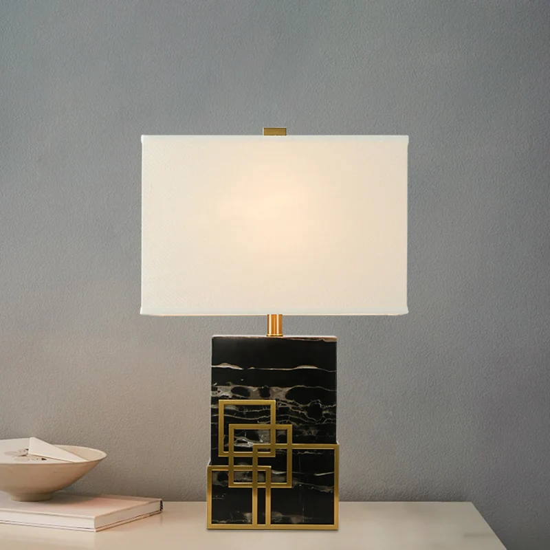 Moderne, stoffen schaduwrijke tafellamp, 1 lamp, witte bureaulamp met zwarte rechthoekige marmeren voet Clearhalo