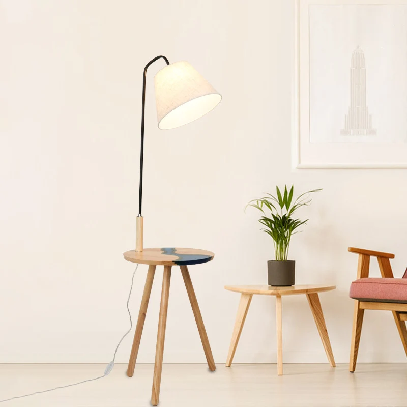 Moderne tafellamp met enkele vloer en stoffen kap. Staande lamp van wit conisch hout Clearhalo