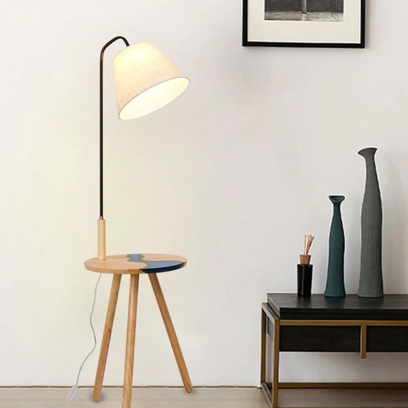 Moderne tafellamp met enkele vloer en stoffen kap. Staande lamp van wit conisch hout Clearhalo