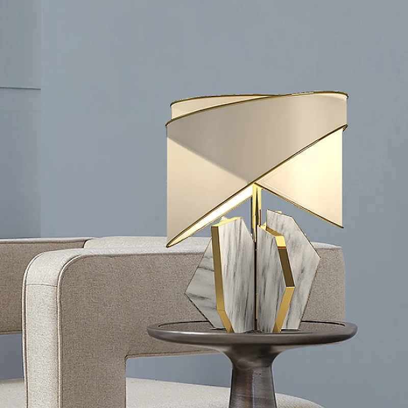 Moderne tafellamp met stofschaduw, gouden bureaulamp met 1 lamp en grijze geometrische marmeren voet Clearhalo