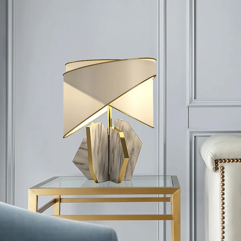 Moderne tafellamp met stofschaduw, gouden bureaulamp met 1 lamp en grijze geometrische marmeren voet Clearhalo