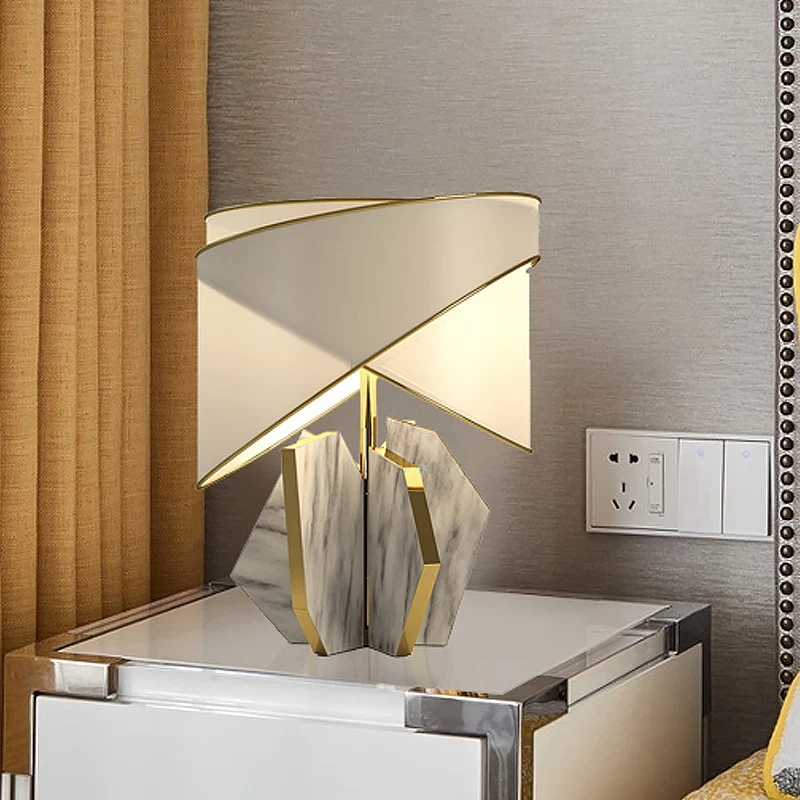 Moderne tafellamp met stofschaduw, gouden bureaulamp met 1 lamp en grijze geometrische marmeren voet Clearhalo
