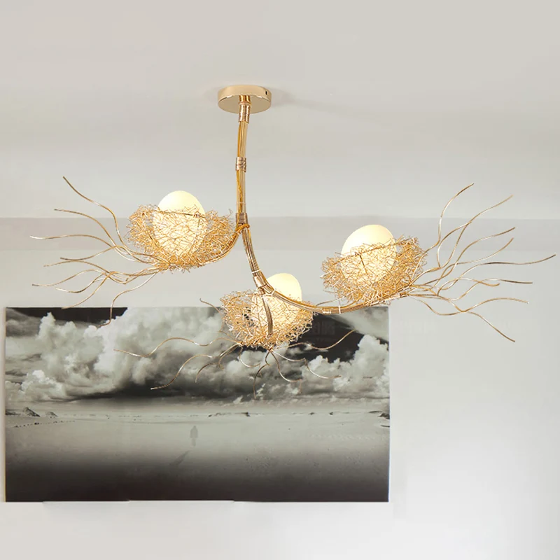 Moderne tak-hanglamp met nest en ei Drie lichts metalen kroonluchter goud voor studeerkamer Clearhalo
