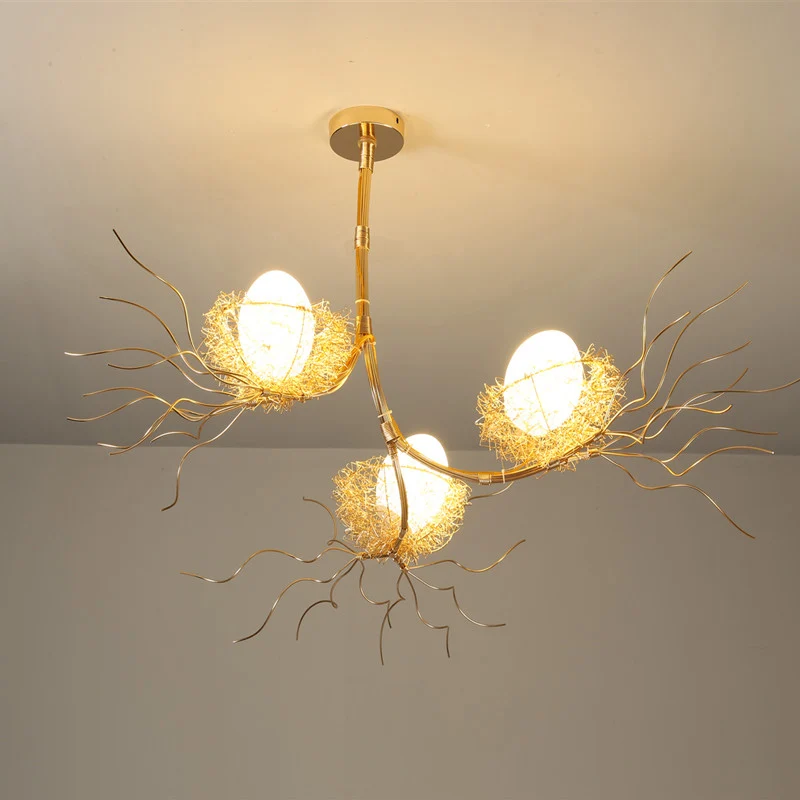 Moderne tak-hanglamp met nest en ei Drie lichts metalen kroonluchter goud voor studeerkamer Clearhalo