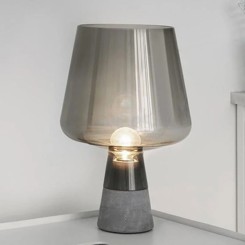 Modernisme Cup-bureaulamp cognac/rookgrijs glas 1-kops nachtkastjelamp met cementen voet Clearhalo