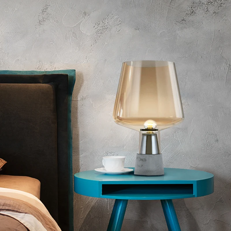 Modernisme Cup-bureaulamp cognac/rookgrijs glas 1-kops nachtkastjelamp met cementen voet Clearhalo