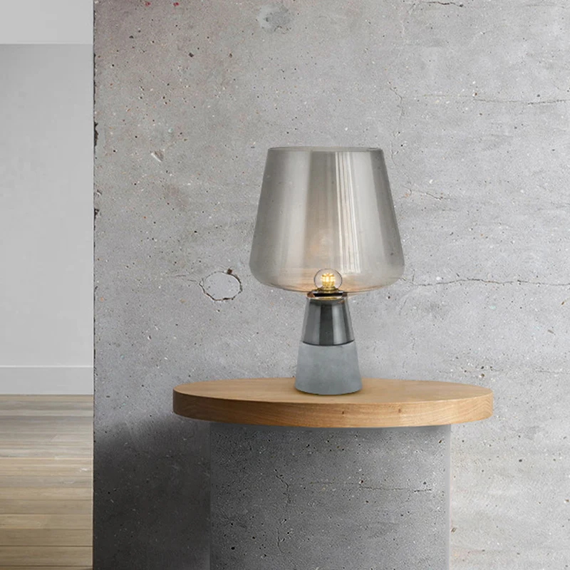 Modernisme Cup-bureaulamp cognac/rookgrijs glas 1-kops nachtkastjelamp met cementen voet Clearhalo