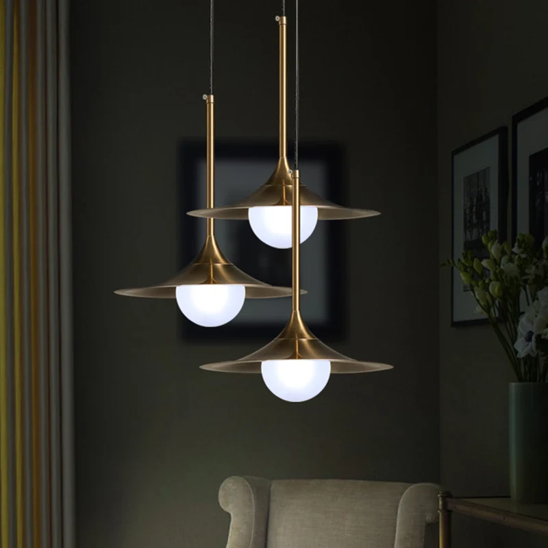 Modernisme ijzeren hoornvorm, plafondlamp met 1 kop messing met bolvormige melkglazen kap Clearhalo