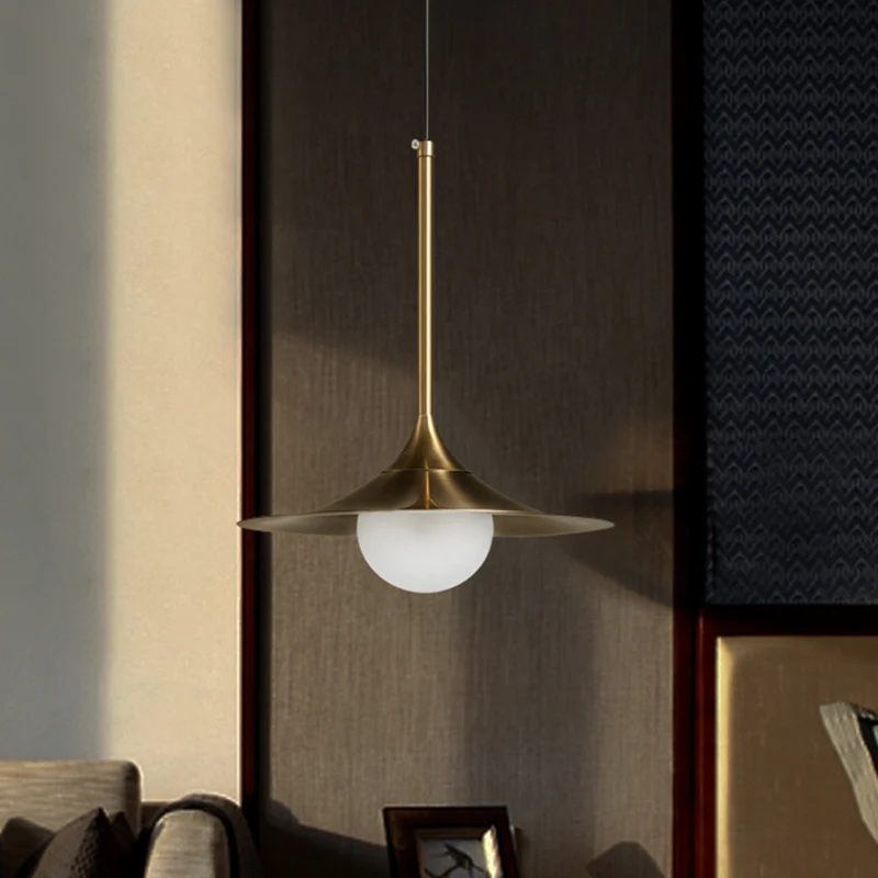 Modernisme ijzeren hoornvorm, plafondlamp met 1 kop messing met bolvormige melkglazen kap Clearhalo