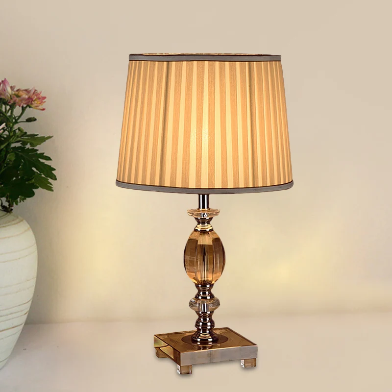 Modernistisch lettertype nachtkastje licht helder kristal 1 lamp slaapkamer bureauverlichting beige met geplooide kap Clea...