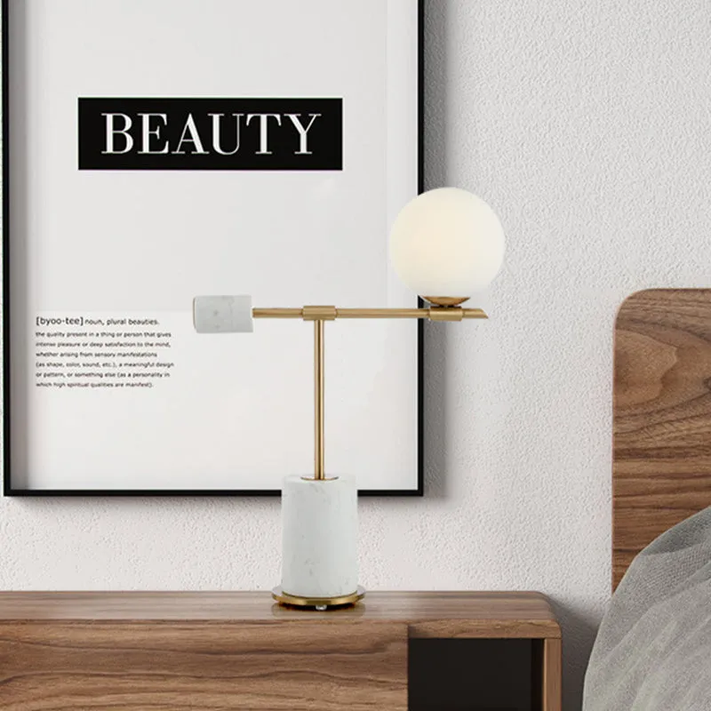 Modernistische 1 Head Task Lighting gouden bolvormige nachttafellamp met witte glazen kap Clearhalo