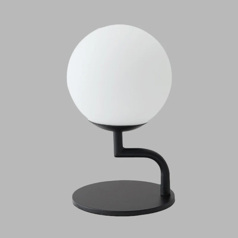 Modernistische LED-nachttafellamp Zwarte bol plug- bureaulamp met opaalglazen kap Clearhalo