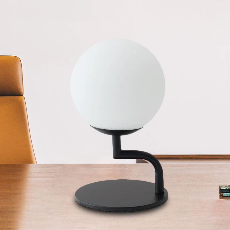 Modernistische LED-nachttafellamp Zwarte bol plug- bureaulamp met opaalglazen kap Clearhalo