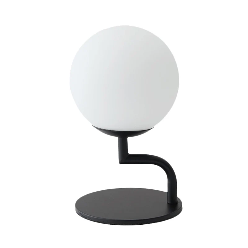 Modernistische LED-nachttafellamp Zwarte bol plug- bureaulamp met opaalglazen kap Clearhalo